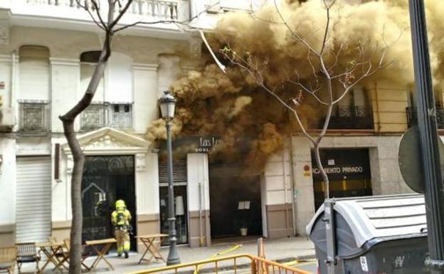 La densa humareda generada por el incendio en un restaurante de la calle Císcar./LP