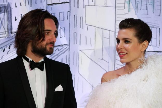 Carlota Casiraghi, que llevó un vestido con plumas, junto a su prometido, Dimitri Rassam. :: Valery Hache/efe/