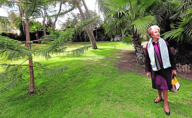 Marisa Marín recorre el cuidado jardín de su chalé, donde recibe a Revista de Valencia../TXEMA RODRÍGUEZ