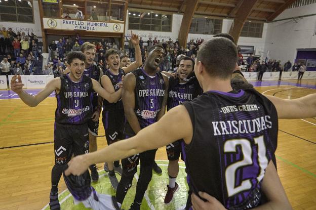 Los jugadores del Hispagan Gandia celebran su victoria en la cancha del pabellón local. / natxo francés