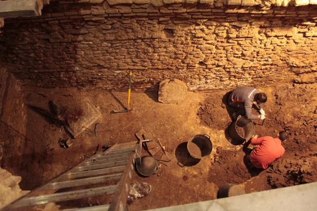 Los trabajos de excavación realizados en la cripta. / lp