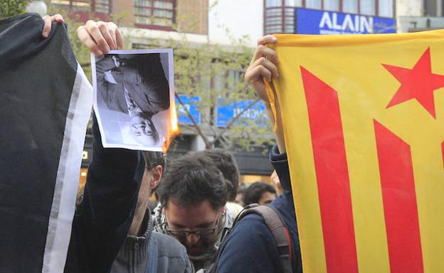 Ximo Puig y Mónica Oltra discrepan sobre la quema de fotos en la concentración del Bloc