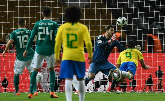Gabriel Jesús marca el gol de la victoria de Brasil en Berlín. /EFE