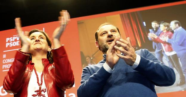 Mercedes Caballero y José Luis Ábalos, en un acto del PSPV. / Juan J. Monzó