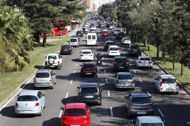 La avenida del Cid, uno de los accesos con más intensidad de tráfico de Valencia. / irene marsilla