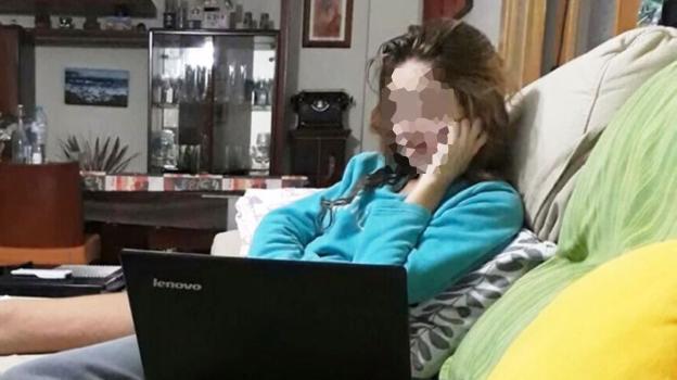 La joven torrentina estudia en casa. / LP