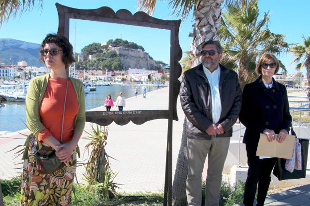 Arminda García, Rafa Carrió y Maribel Font, ayer, junto a uno de los marcos instalados. / R. González