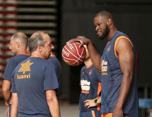 Txus Vidorreta (izquierda) charla con el pívot norteamericano Latavious Williams. / miguel ángel polo