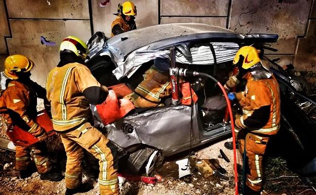 Bomberos liberandoa las personas atrapadas en el accidente./Bomberos de la Diputación de Alicante