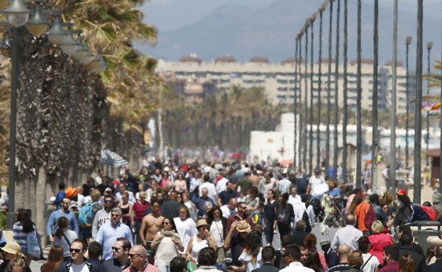 Día soleado en Valencia con gente paseando por la playa./Jesús Signes