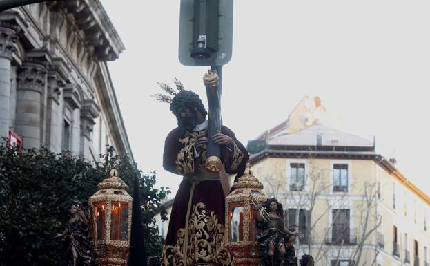 La cruz del Jesús del Gran Poder se rompe al chocar con un semáforo