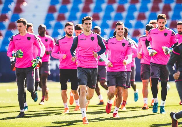 Los jugadores del Levante calientan para el último entrenamiento, el realizado ayer en el Ciutat, antes de viajar a Girona. / LEVANTE UD