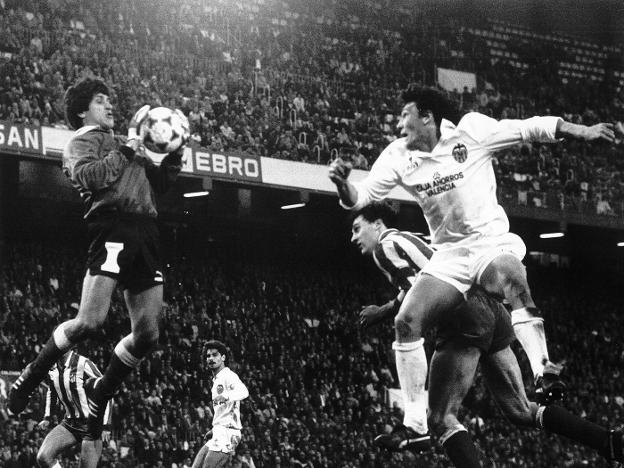 El campeón del mundo y portero del Atlético, Fillol, ataja un balón en presencia de Wilmar Cabrera, marcado por Ruiz. / desfilis