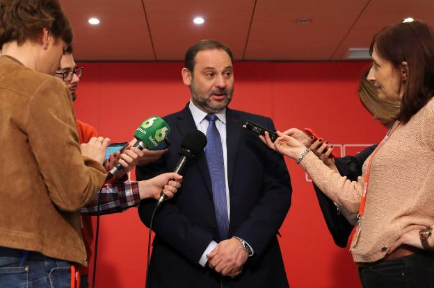 José Luis Ábalos atiende a los medios de comunicación. / efe/ballesteros
