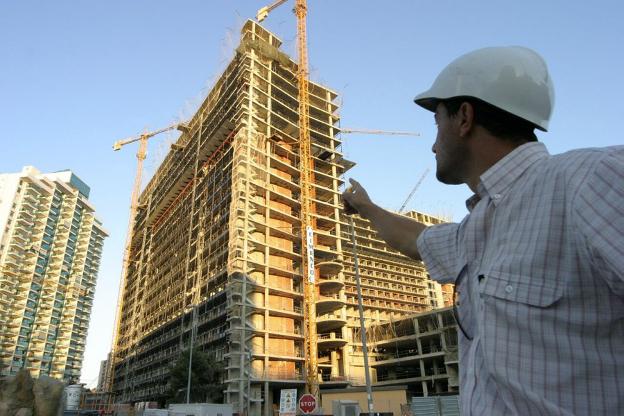 Un hombre señala un edificio en construcción. / LP
