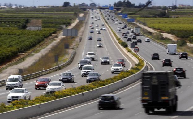 Vista general del tráfico en la V-31 a su paso por Picassent durante este Domingo de Pascua en el que un gran número de personas emprende ya su regreso de las vacaciones. /EFE