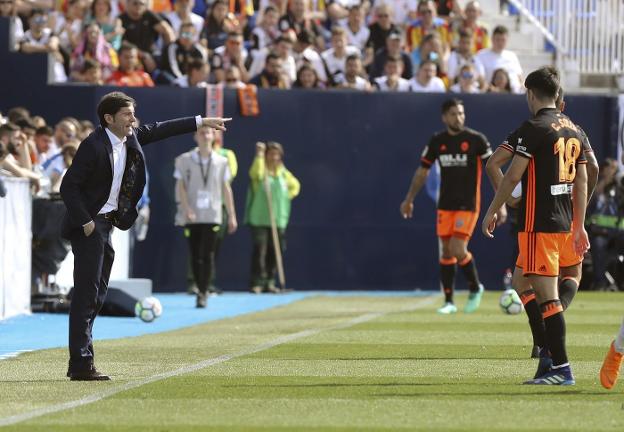 Marcelino da instrucciones a sus jugadores en el estadio de Butarque. / efe/ballesteros