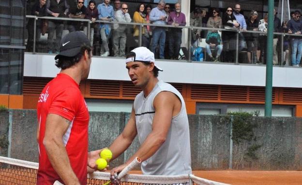 Nadal, con Carles Moyà en el Sporting Club. /