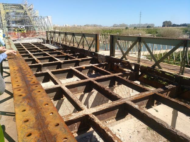 Obras que se están haciendo en el puente de Fortaleny. / lp