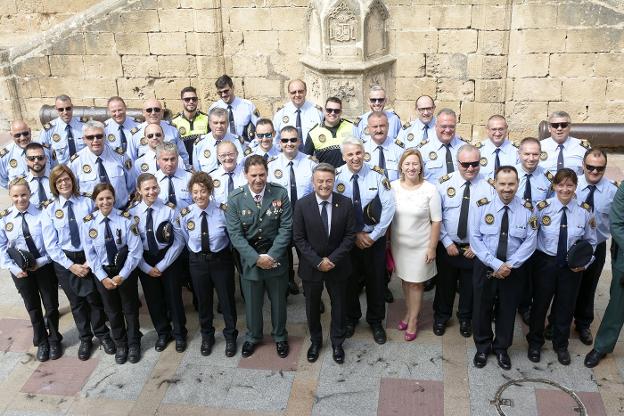 Los agentes de la Policía Local de Xàbia junto al alcalde y la edil de Seguridad, Pepa Gisbert. / LP