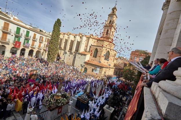 Vista general de la plaza Major de Gandia repleta de cofrades, vecinos y visitantes durante el Encuentro celebrado el domingo por la mañana. / natxo francés