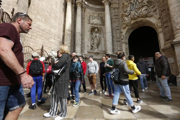 Turistas en el centro de Valencia, ayer. / jesús signes
