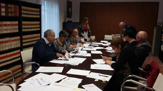 Grupo de trabajo de la campaña 'Decideix quina Oliva vols'. / lp