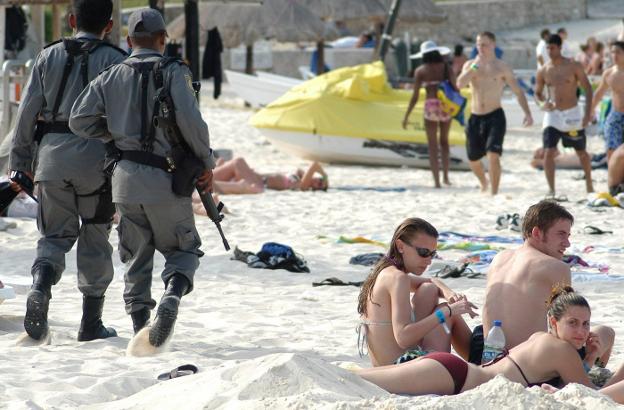 Dos policías mexicanos vigilan una playa de Cancún. / Elizabeth Ruiz/EFE