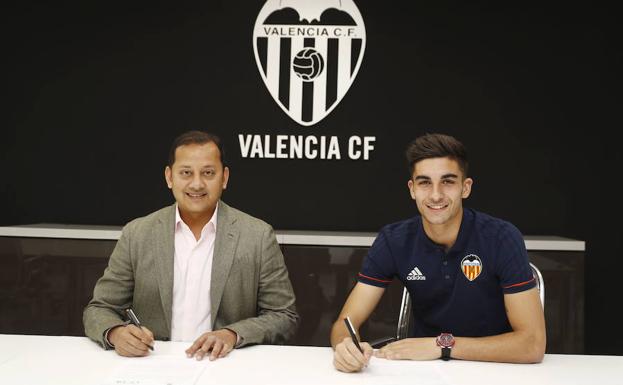 Anil Murthy y Ferran Torres, en el momento de la firma./VCF/Lázaro de la Peña