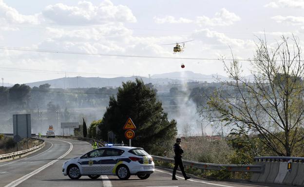 Trabajos de extinción del incendio en el cañar del parque del Turia, en el término de Manises./Irene Marsilla