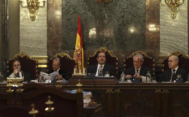 Los miembros del Supremo, durante la vista. /Efe