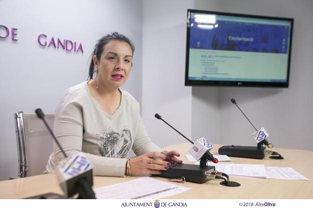 La vicealcaldesa de Gandia, Lorena Milvaques, ayer, hablando de Les Escoletes. / àlex oltra