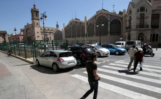 La plaza Ciudad de Brujas, con el Mercado Central al fondo. /Irene Marsilla