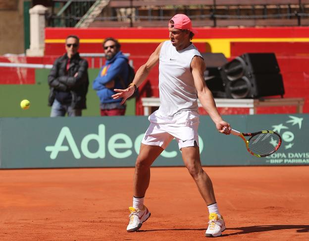 Rafa Nadal se dispone a golpear durante el entrenamiento matinal de ayer en la plaza de toros. / txema rodríguez