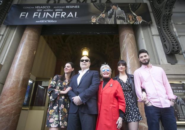 Clara Alvarado, Antonio Resines, Concha Velasco, Cristina Abad y Emmanuel Medina, ayer, en el Olympia. / damián torres