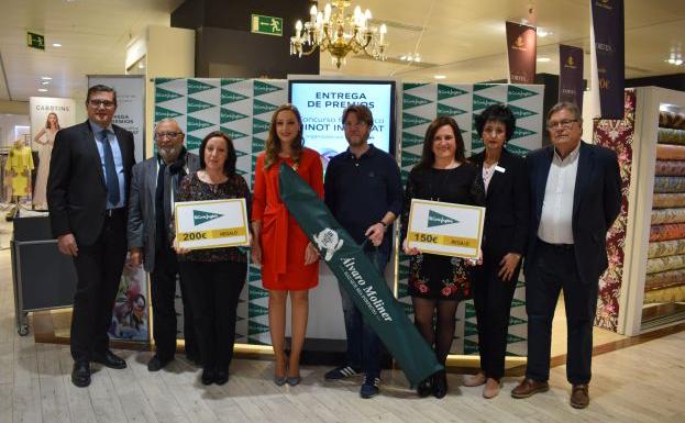 En la imagen, los premiados junto a Rocío Gil, Fallera Mayor de Valencia; Álvaro Moliner; miembros del jurado y directivos de El Corte Inglés. /LP