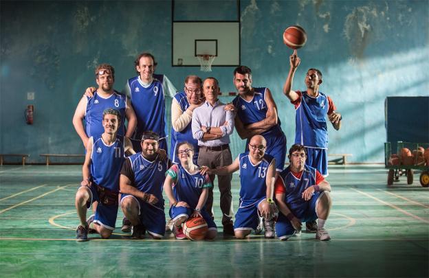 Javier Gutiérrez, en el centro, con el resto de los protagonistas de 'Campeones'. / lp