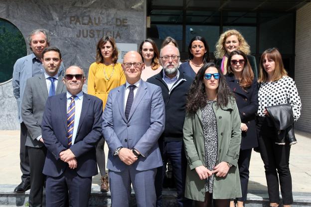 El juez decano con representantes de magistrados, fiscales y procuradores, ayer en Dénia. / Tino Calvo