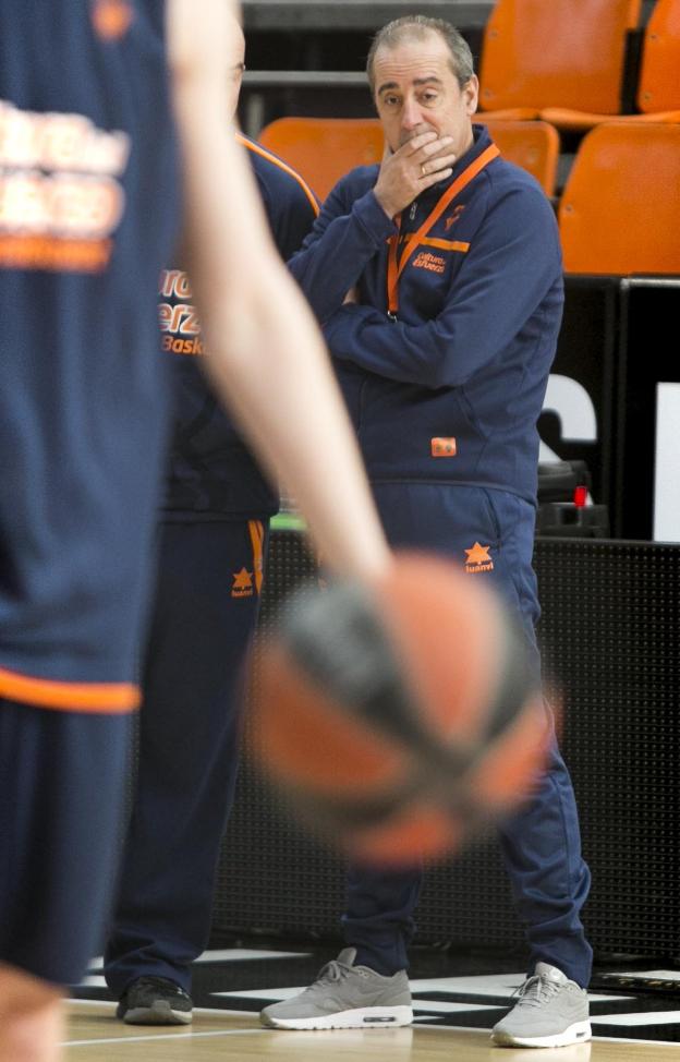 Vidorreta, con gesto preocupado en la Fonteta. / damián torres