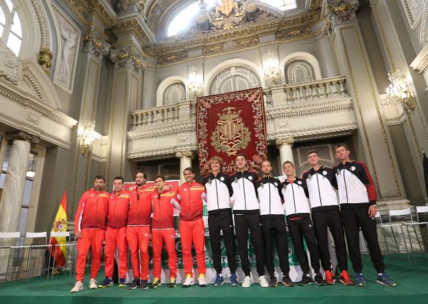 Los equipos español y alemán, ayer en el Salón de Cristal del Ayuntamiento de Valencia. / Txema Rodríguez