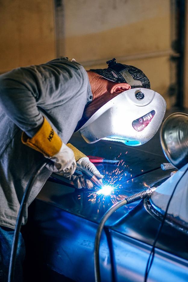 Un trabajador realiza tareas de soldadura. /LP