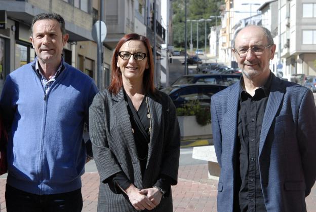 Amigó con las autoridades locales en la visita a Simat. / lp