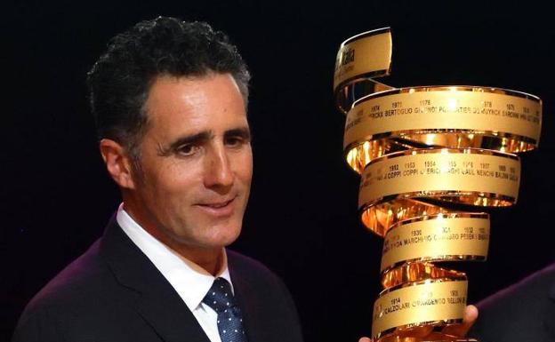Miguel Indurain posa con el trofeo del Giro. /Efe