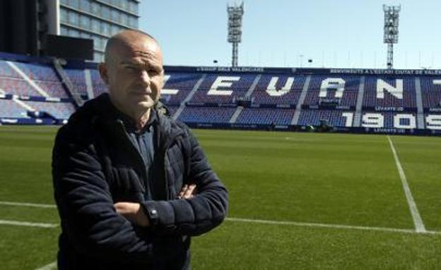 Paco López: «Ganar sería un paso importante, pero quedarían 21 puntos»