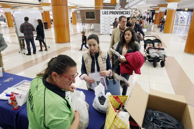 Participantes recogiendo el dorsal y la bolsa. / irene marsilla