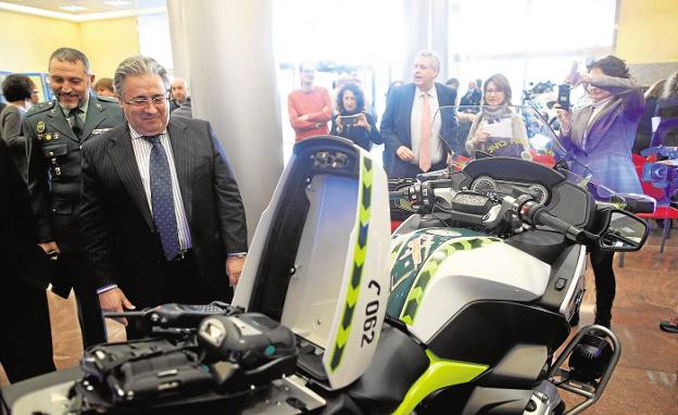 El ministro Zoido, durante la presentación de las motos con minirradar a finales de marzo. / ep