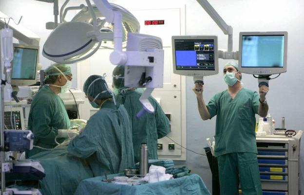 Equipo médico en el quirófano de un centro sanitario de la Comunitat. / LP