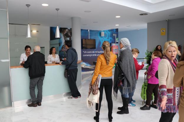 Usuarios de La Cotxera en las instalaciones recién inauguradas. / lp