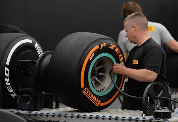 Empleados de Pirelli. / afp