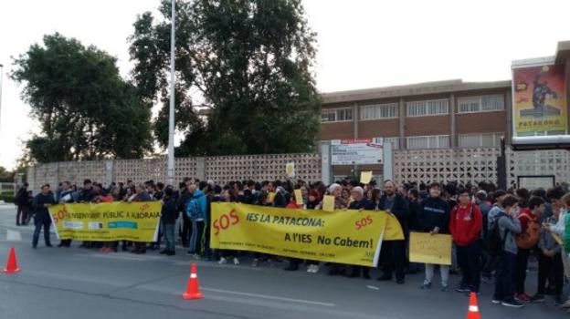 Una protesta frente al centro educativo. / lp